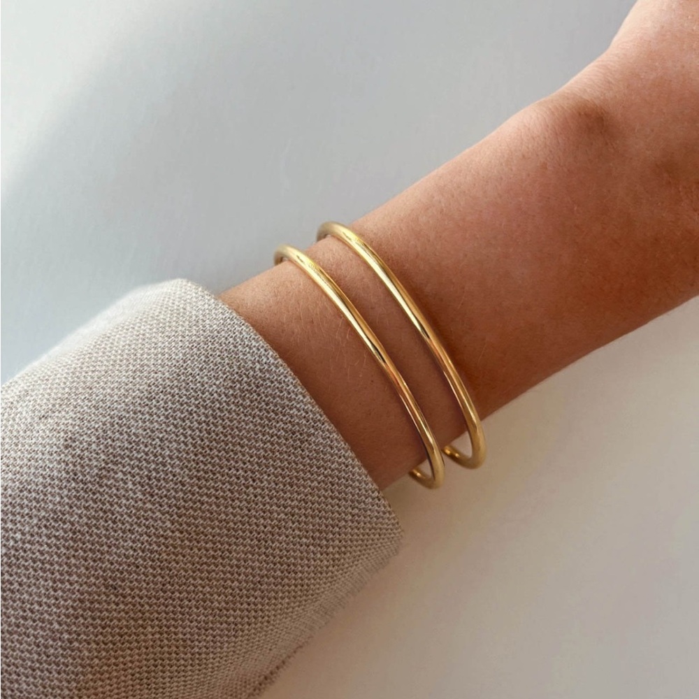 GOLD BANGLE SET OF 2